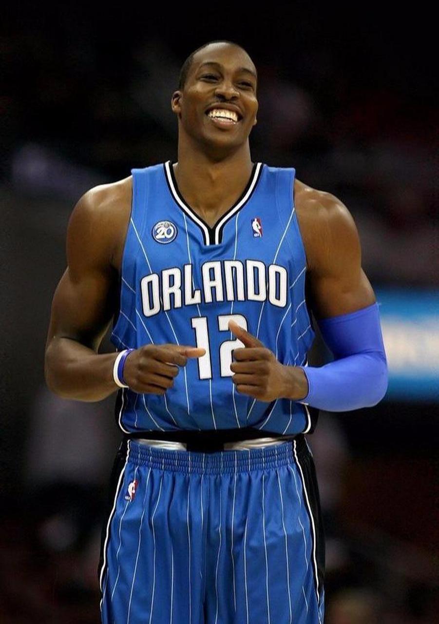 C罗被罚下后，看台上的爱尔兰球迷模仿他做出的哭泣手势（C罗红牌下场后，爱尔兰球迷在看台上模仿其“哭泣”手势）