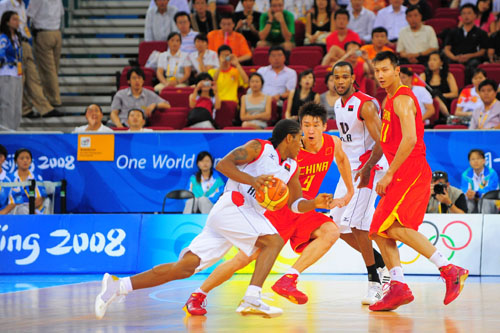 勇士战胜独行侠众生相：克莱与一众老队友寒暄 霍福德寄语弗拉格（勇士击败独行侠赛场群像：克莱与老队友热情互动，霍福德寄语弗拉格）