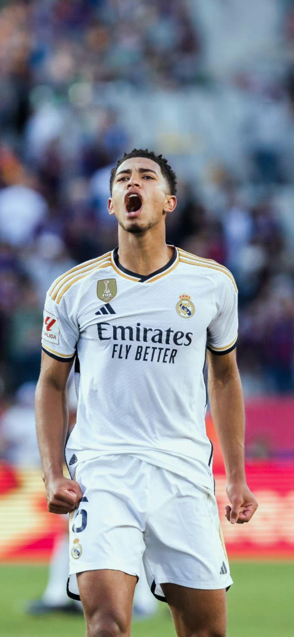 皇马在国家德比后失利，阿隆索面临下课危机，巴萨趁机领跑，西甲争冠形势严峻。（皇马德比败北阿隆索帅位告急，巴萨趁势领跑，西甲争冠白热化）