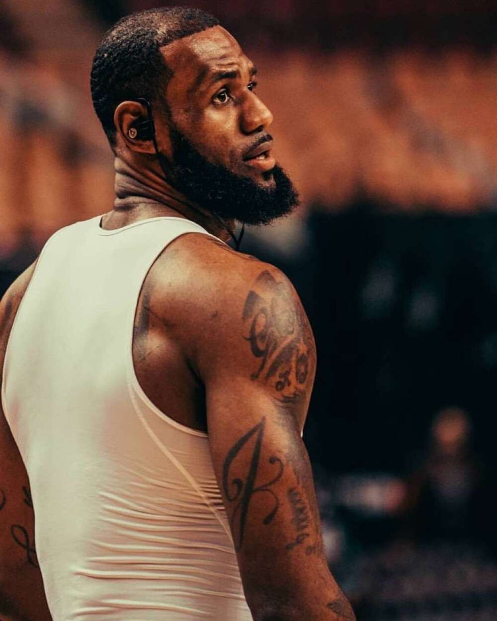 如何应对伤病潮？米奇：手里有什么牌就用什么 不尝试不可控内容（伤病潮来袭，米奇：打好手中牌，避免不可控尝试）