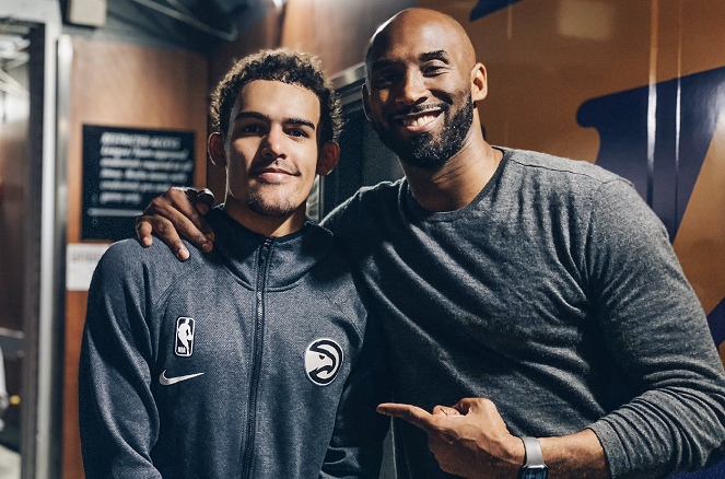 暖心！暂停期间全场观众为追梦儿子齐唱生日歌（温馨瞬间！暂停时全场球迷为追梦之子合唱生日歌）