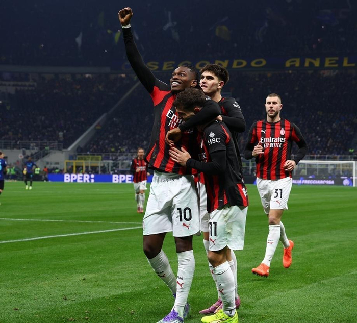 体图：阿方索-戴维斯与拜仁关于伤后薪资支付问题发生争议（体图：戴维斯与拜仁就伤停期间薪资支付产生分歧）