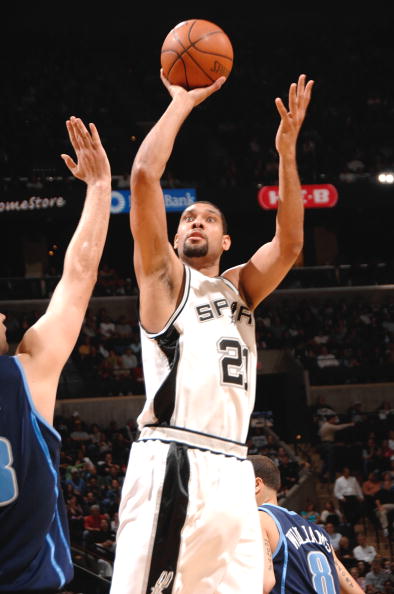 篮球场上的经典瞬间：韦德三分出手（篮球赛场经典一刻：韦德三分投篮）