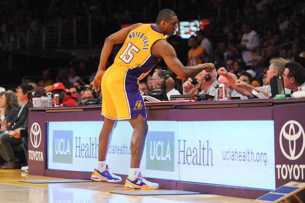 记者：阿隆索最近两天小范围会面球员，试图拉近彼此的距离（记者：阿隆索近两日小范围与球员交流，力求拉近关系）