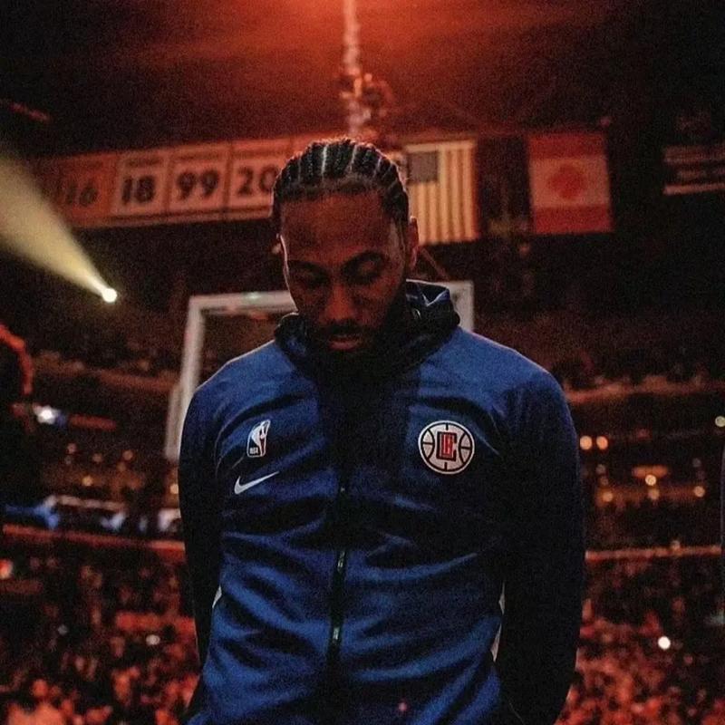 该多用吗？火箭本月当亚当斯在场时防守效率104.4 下场时120.6（该多用亚当斯吗？火箭本月他在场防守效率104.4，离场120.6）