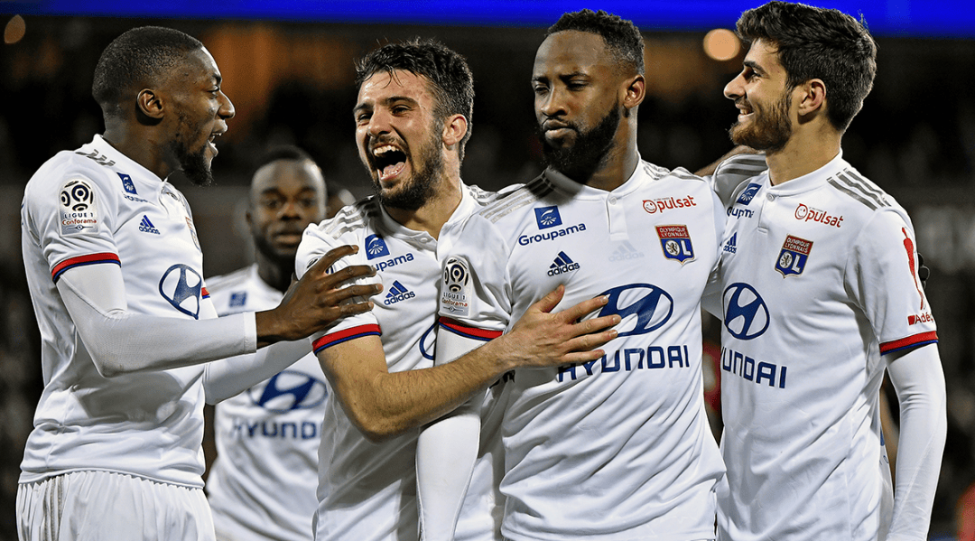 名记：字母哥与队友召开会议，呼吁全队无视外界杂音（名记：字母哥组织队内会议，号召全队忽略外界噪音）