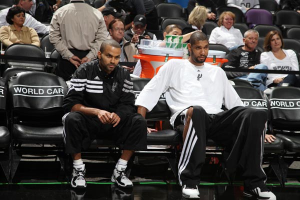 持续发力！特雷·杨超远三分再中 老鹰第三节单节轰下42分（火力不减！特雷·杨再飙超远三分，老鹰第三节狂砍42分）