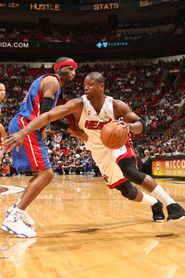 热刺连胜势头迅猛（热刺豪取连胜，气势如虹）