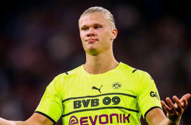 C罗在沙特联赛首秀中上演绝杀，以一记精彩倒钩射门击败对手，助力利雅得胜利领跑积分榜。（沙特联赛处子秀，C罗倒钩压哨绝杀，助利雅得胜利登顶积分榜）